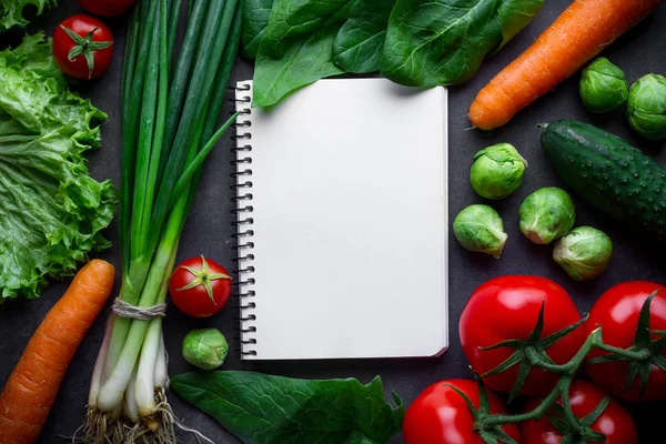 Rijpe ingrediënten en blanco receptenboek voor het koken van verse salade a — Stockfoto