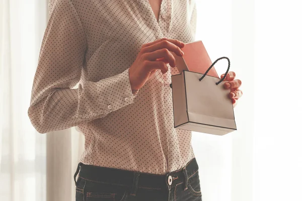 Mujer con estilo en una blusa tirando de una caja de perfumes favoritos — Foto de Stock