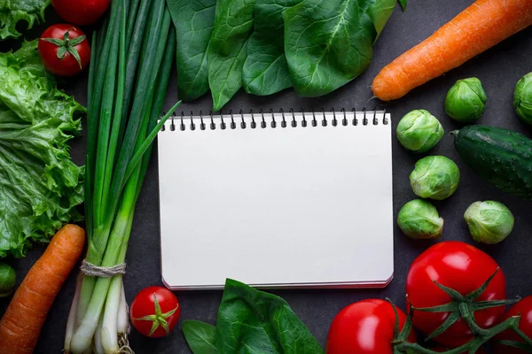 Blanco receptenboek en rijpe ingrediënten voor het koken van vers gezond — Stockfoto