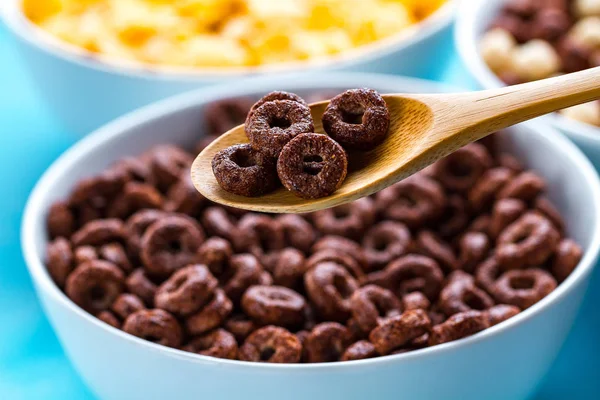 Café da manhã seco, cereais. Colher e tigela com chocolate envidraçado rin — Fotografia de Stock