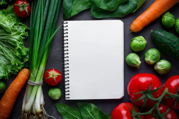 Livro de receitas em branco e vários vegetais maduros para cozinhar fresco — Fotografia de Stock