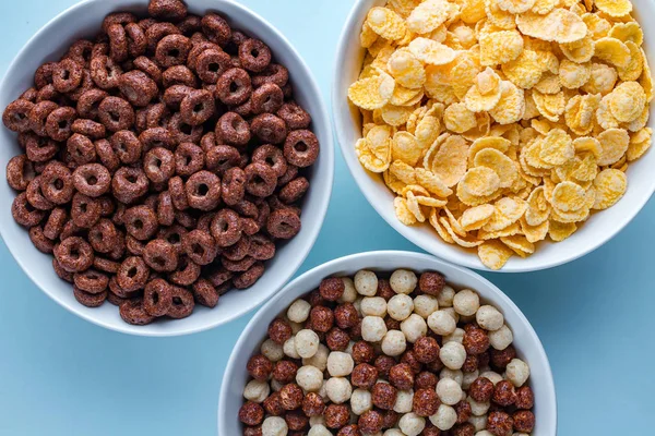 Cuenco Cereales Con Bolas Chocolate Anillos Hojuelas Maíz Amarillo Para — Foto de Stock