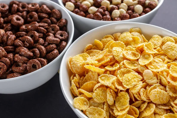 Desayuno seco con bolas de chocolate, anillos y hojuelas de maíz. Cereales — Foto de Stock