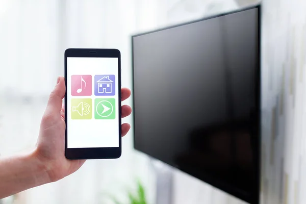 Online vezérlés intelligens TV a WiFi segítségével a mobil app-ra smartphone — Stock Fotó