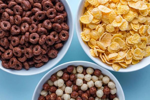 Cuenco Cereales Con Bolas Chocolate Anillos Hojuelas Maíz Amarillo Para — Foto de Stock