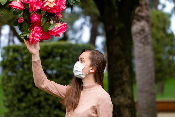 La mujer alérgica enmascarada sufre de alergias. Estacional alle —  Fotos de Stock