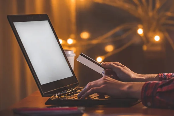 Usando laptop e cartão de crédito para pagamento on-line e compra goo — Fotografia de Stock