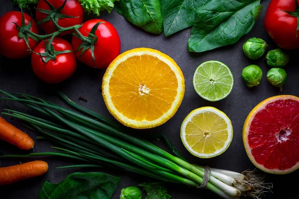 Legumes e frutas frescos e maduros para uma dieta saudável e equilibrada . — Fotografia de Stock