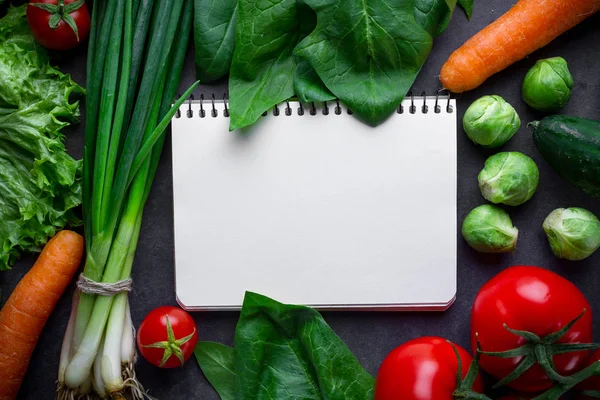 Libro di ricette in bianco e ingredienti per cucinare vege fresco sano — Foto Stock