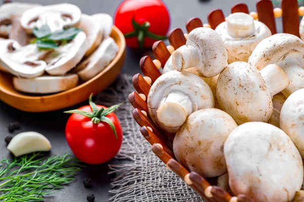 Champignon fatiado fresco na colher de madeira. Cozinhar pratos caseiros — Fotografia de Stock