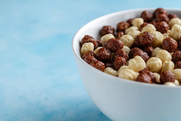 Boliche de bolas castanho e branco de chocolate para seco, fibra de cereais — Fotografia de Stock