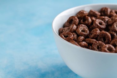 Çikolata sırlı halkalar kuru, tahıllar kahvaltı için kase. Spa'yı kopyala