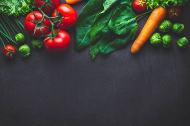 Taze sağlıklı yemekler pişirmek için olgun sebzeler. Uygun nutriti