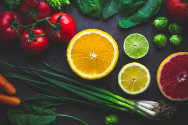 Sağlıklı, dengeli bir diyet için taze, olgun sebze ve meyveler. Doğru beslenme ve lifli gıda. Temiz yeme ve doğru yemek 