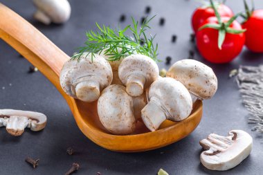 Ahşap kaşıkta dereotlu beyaz mantarlar. Ev yapımı yemek.