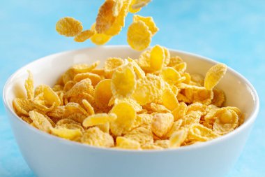 Kuru mısır gevreği kasesi, kahvaltılık mısır gevreği. 