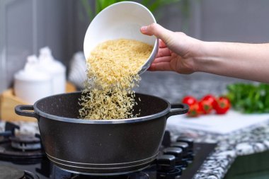Lezzetli için bir tencerede kuru altın sarısı uzun pirinç Pişirme 