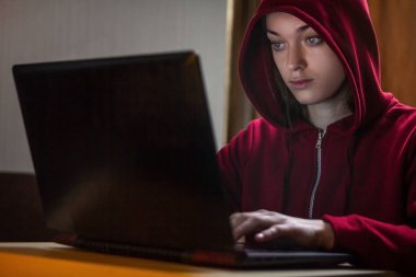 Tehlikeli kapüşonlu kadın hacker kişisel verilere girer ve bir virüs ile sistem enfekte. Hacker saldırısı, siber güvenlik. Hacking ve kimlik hırsızlığı, dolandırıcılık, dolandırıcılık kavramı.