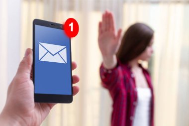 Sosyal ağlardan reddetme. İnternet, telefon ve online bağımlılık. Telefon limiti. Boş zamanlarını çevrimdışı geçirmek