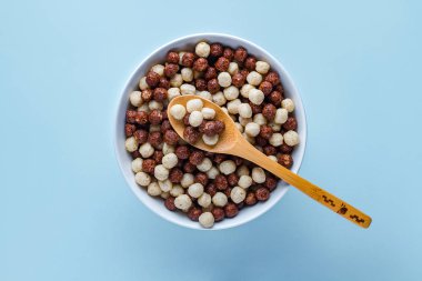 Tahıllar kase ve kaşık için çikolata kahverengi ve beyaz topları ile 