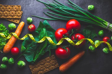 Diyet ve beslenme kavramı. Taze sağlıklı yemekler pişirmek için olgun sebzeler. Temiz dengeli lifli gıda ve sağlıklı yaşam tarzı. Fitness yeme ve kilo kaybı 