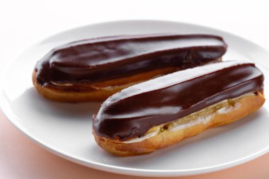 Geleneksel Fransız tatlısı. Muhallebi ve c ile lezzetli eclairs