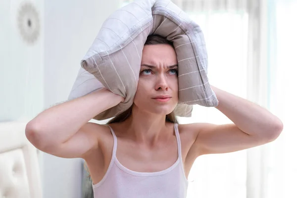 Donna arrabbiata disturbata da vicini rumorosi e coprendo le orecchie w — Foto Stock