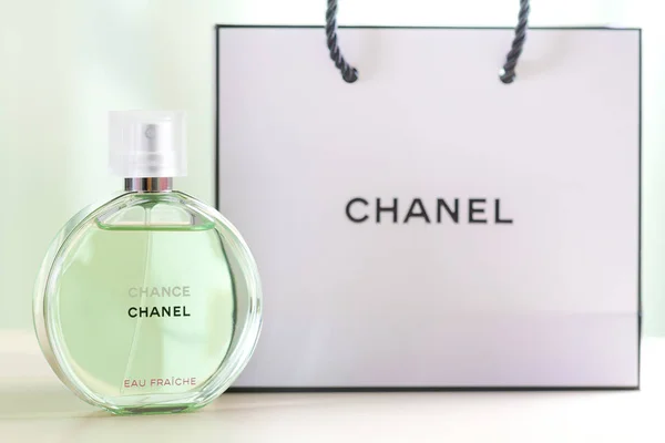 Batumi, Georgia - 8 de febrero de 2019. Perfume Chanel chance y pa — Foto de Stock