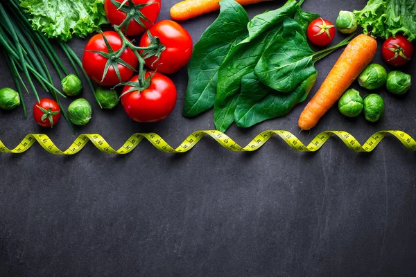 Rijpe groenten voor het koken van verse salade en gezonde gerechten. Prop — Stockfoto