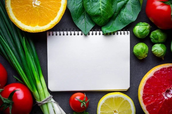 Färska, mogna grönsaker och frukter för en hälsosam och balanserad kost. — Stockfoto