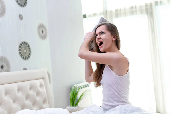 怒っている叫ぶ女性が苦しんで、騒々しい隣人から邪魔 — ストック写真