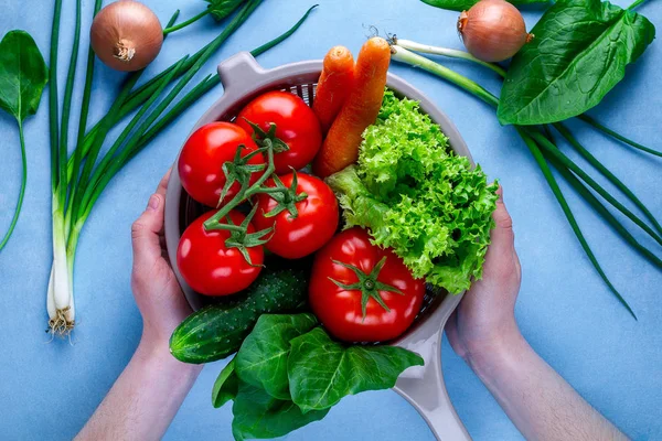 Laver les légumes. Légumes frais et mûrs en passoire pour la cuisson — Photo