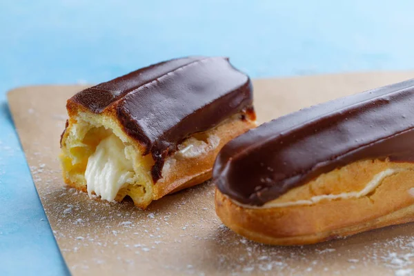 Traditionelle französische Nachspeise. leckere Eclairs mit Pudding und C — Stockfoto