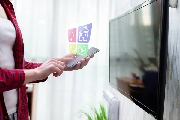 스마트폰에서 모바일 앱을 이용한 무선접속으로 온라인 제어 스마트 TV — 스톡 사진