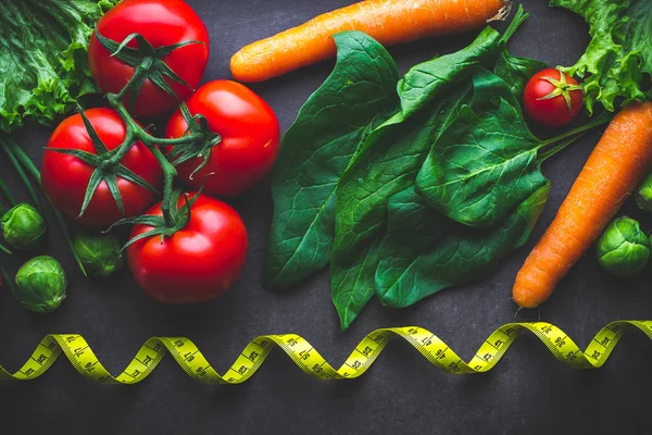 Rijpe groenten voor het koken van verse salade en gezonde gerechten. Prop — Stockfoto