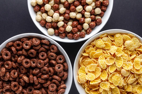 Desayuno seco con bolas de chocolate, anillos y hojuelas de maíz. Cereales — Foto de Stock