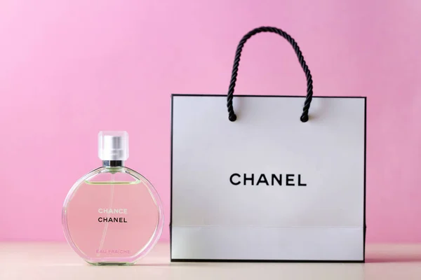 Batumi, Georgia - 8 de febrero de 2019. Famoso perfume de marca Chanel — Foto de Stock