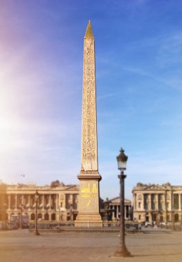 Luxor Paris Place de la Concorde dan Mısır dikilitaş. Bu anıt 3300 yıl önce inşa edilmiş, 1836 yılında Fransa'ya Mısır tarafından sunuldu. Yüksek yaklaşık 23 metre ağırlığında 227 ton olduğunu.