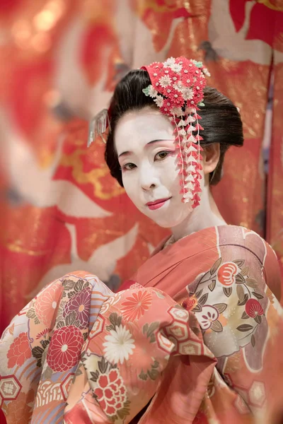 Ιαπωνικά Μας Γκέισα Κόκκινο Κιμονό Coifed Τρίχα Καρφίτσα Μοτίβα Από — Φωτογραφία Αρχείου