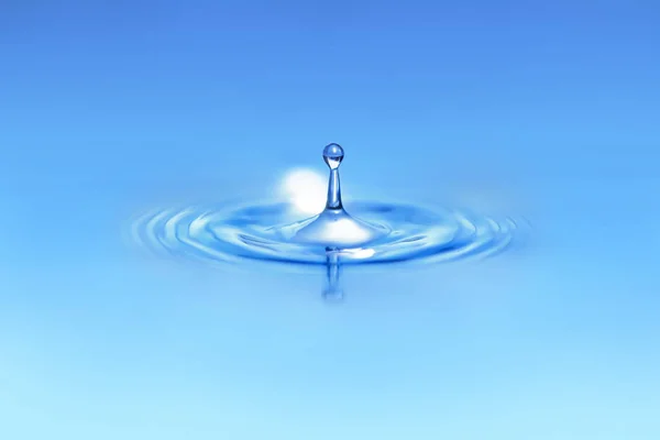 Nahaufnahme Von Wassertropfen Die Eine Blaue Flüssigkeit Fallen — Stockfoto