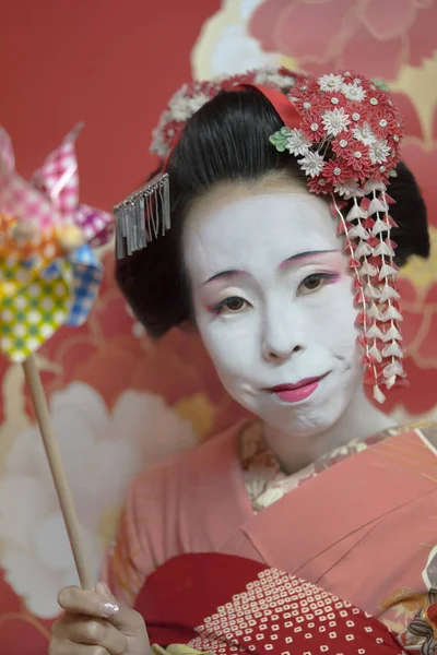 Maiko Quimono Segurando Uma Turbina Eólica Tubo Colorido Mão — Fotografia de Stock