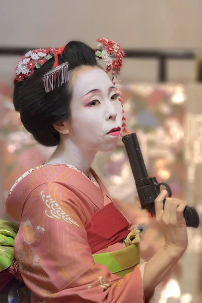 Muito Jovem Menina Gueixa Maiko Quimono Segurando Uma Arma Plástico — Fotografia de Stock