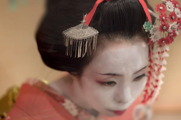 Japoński Maiko Lub Gejsza Czerwony Kimono Coifed Włosów Broszka Wzorami — Zdjęcie stockowe
