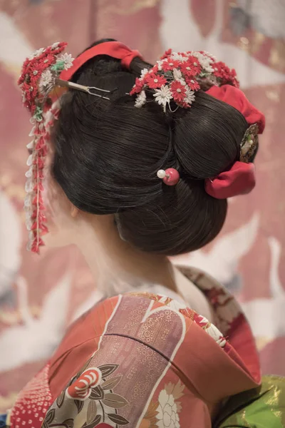 Maiko Lub Gejsza Czerwony Kimono Powrotem Włosy Coifed Broszka Wzorami — Zdjęcie stockowe