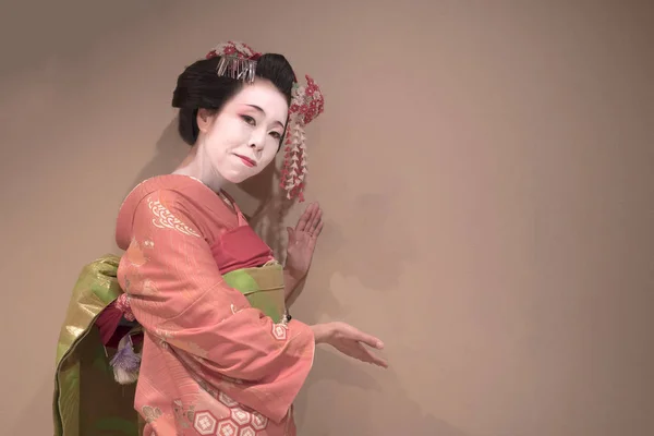Відсікання Японської Дівчини Гейші Маїко Червоній Кімоно Конічної Брошки Волосся — стокове фото