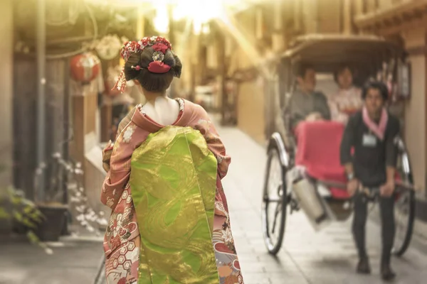 Майко Идет Аллее Киото Закате Света Пересекая Рикшу — стоковое фото