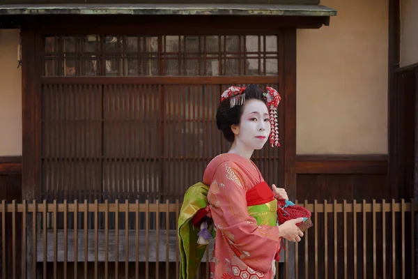 Maiko Einem Kimono Vor Dem Tor Eines Traditionellen Japanischen Hauses — Stockfoto