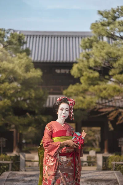 Maiko Quimono Posando Kyoto Uma Ponte Pedra Frente Portão Tradicional — Fotografia de Stock