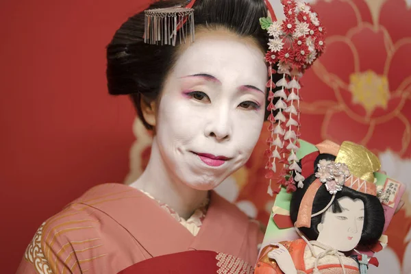 Maiko Kimono Coife Pingles Kanzashi Tenant Une Raquette Hagoita — Fotografia de Stock