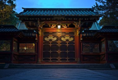 18. yüzyıl, fener ile Shintoist Nezu tapınak Tokyo girişinin Karamon gecede adında güzel kapı.